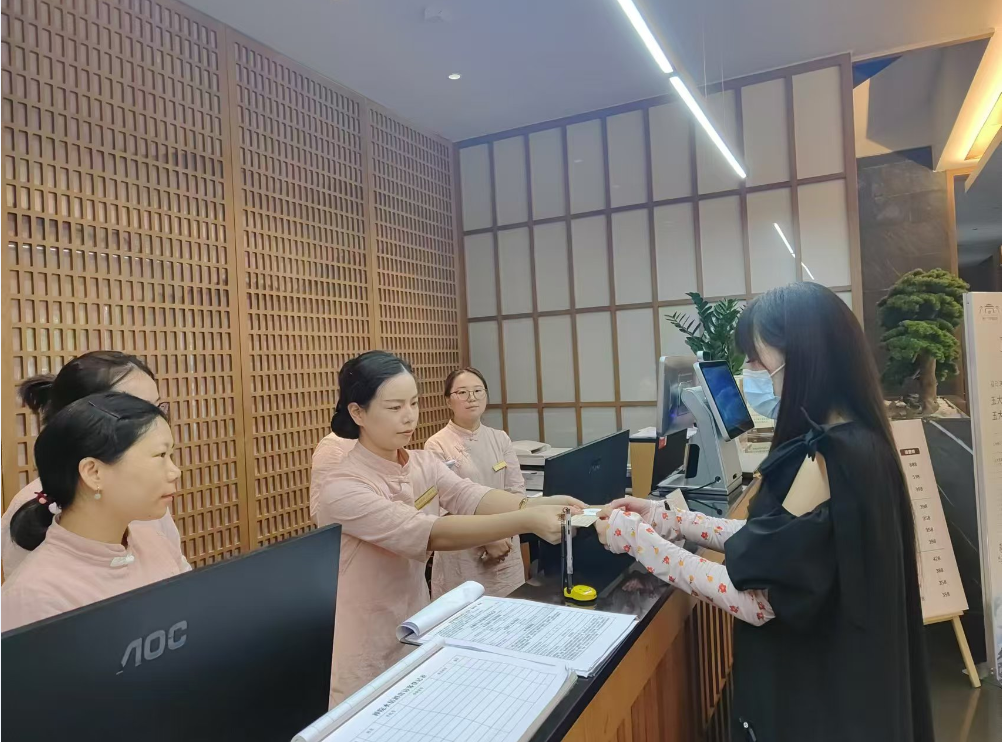 夯實基礎 蓄力前行！——酒店管理部開展服務技能培訓(圖1)